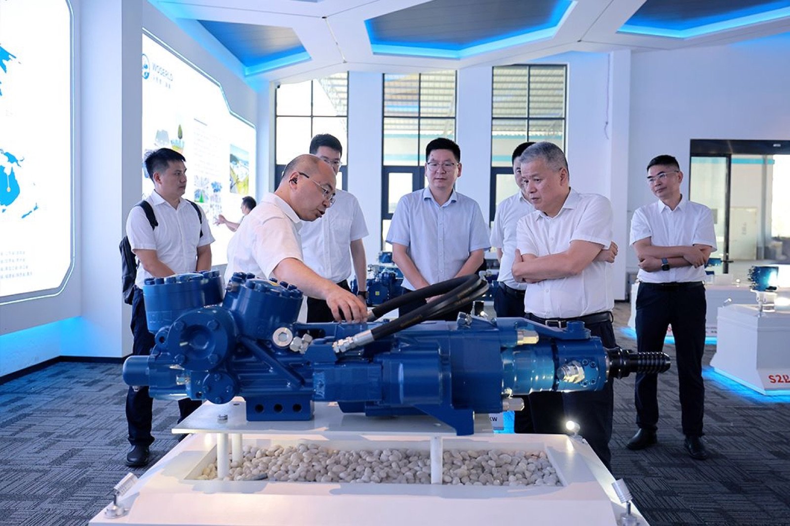 Delegasi CRCHI mengunjungi basis manufaktur bor batu Woserld