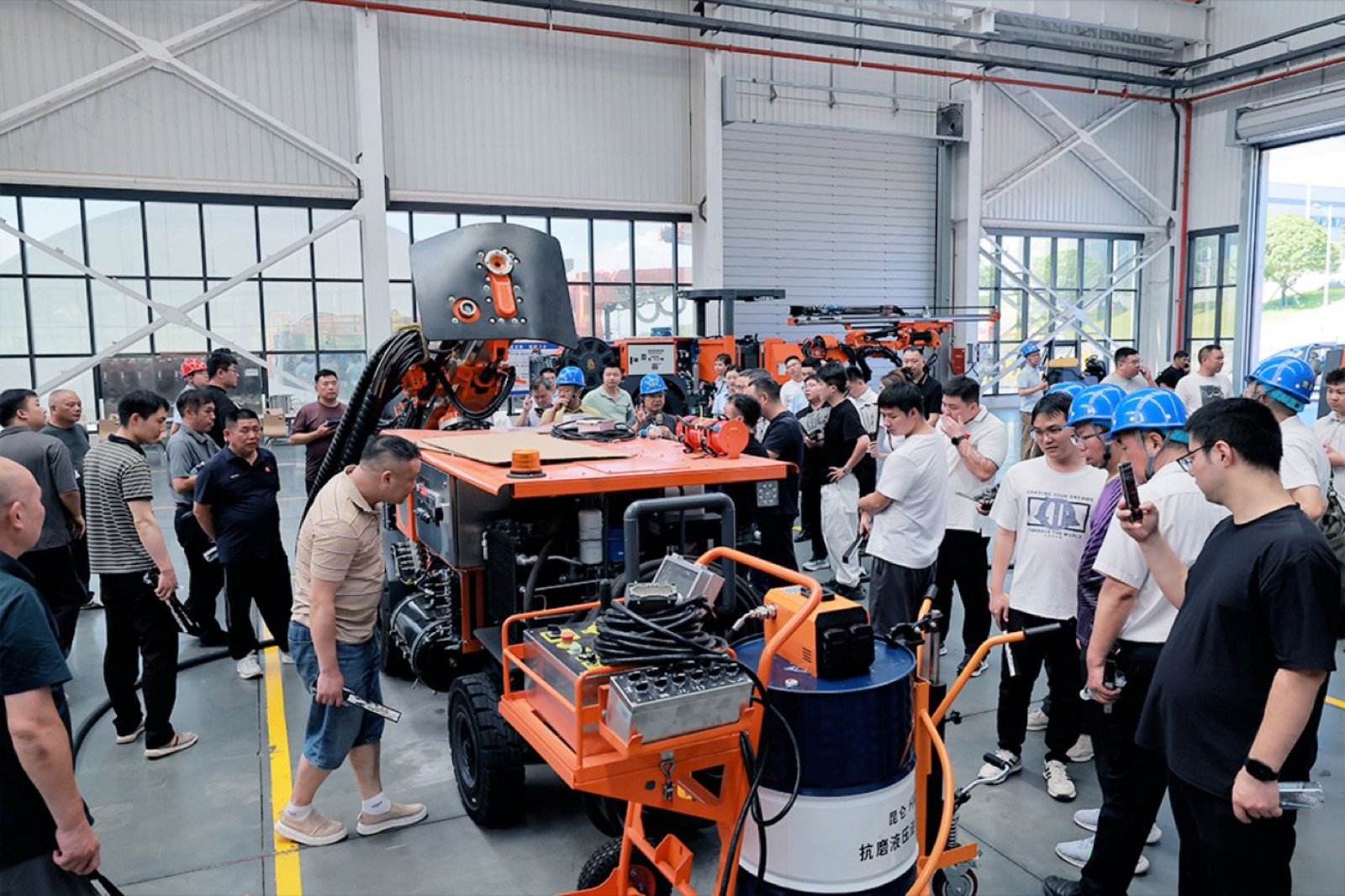 Delegasi tersebut melakukan kunjungan ke basis manufaktur bor batu Woserld, dan pabrik pintar Fase IV