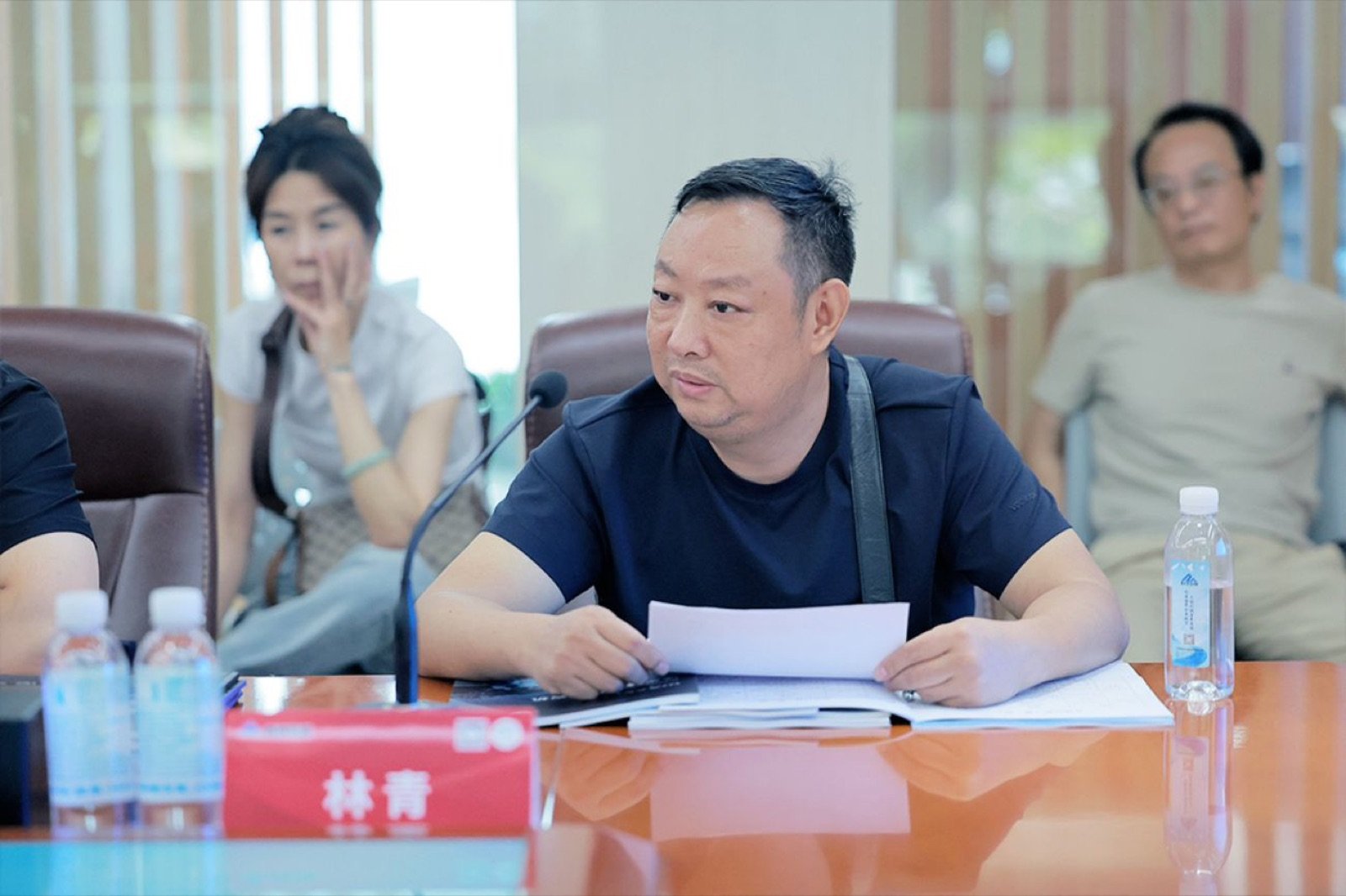 Selama diskusi, Bapak Lin Qing, perwakilan dari perusahaan pertambangan yang berpartisipasi, mengajukan pertanyaan